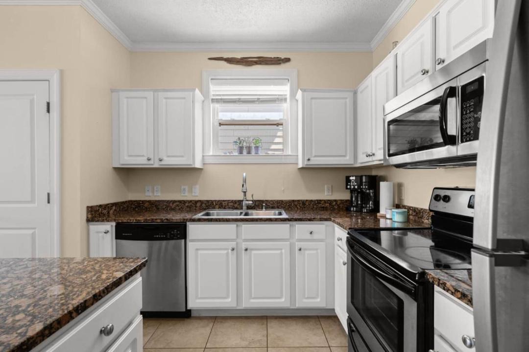 Photo of Kitchen in Laguna Beach Estates