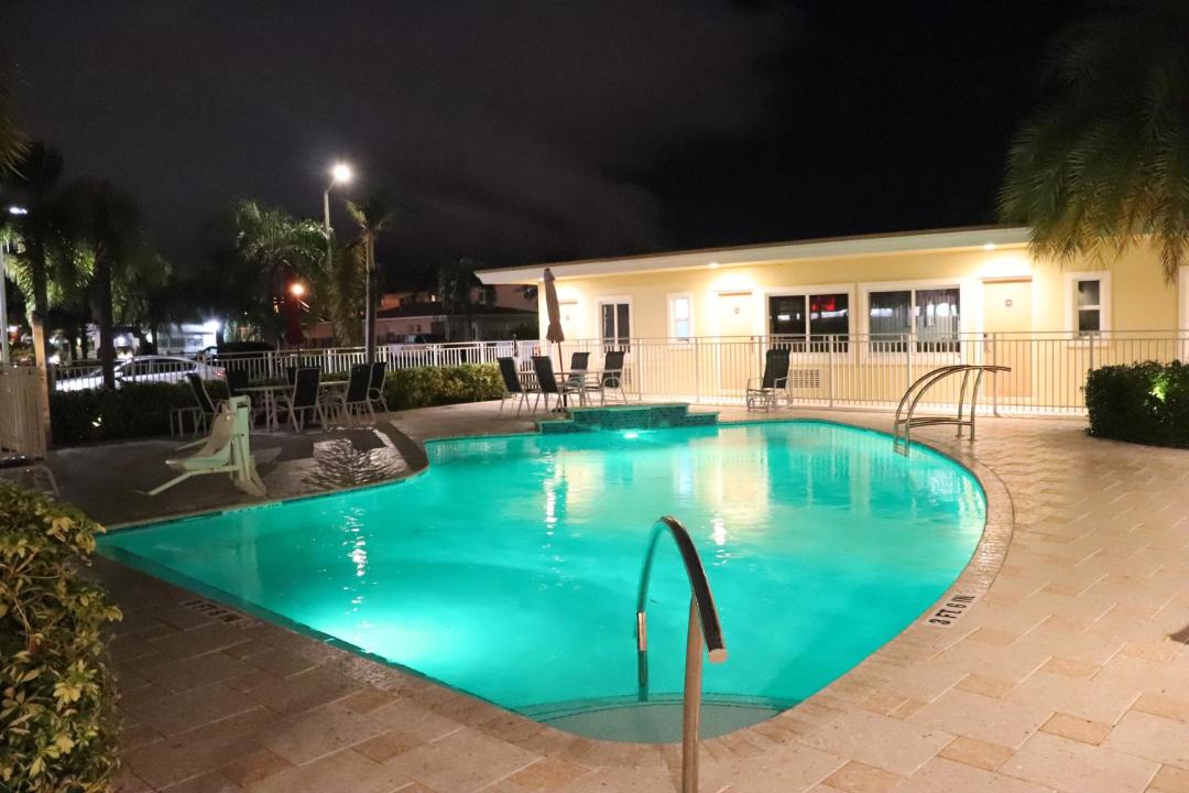 Photo of Others in Hollywood Lakes