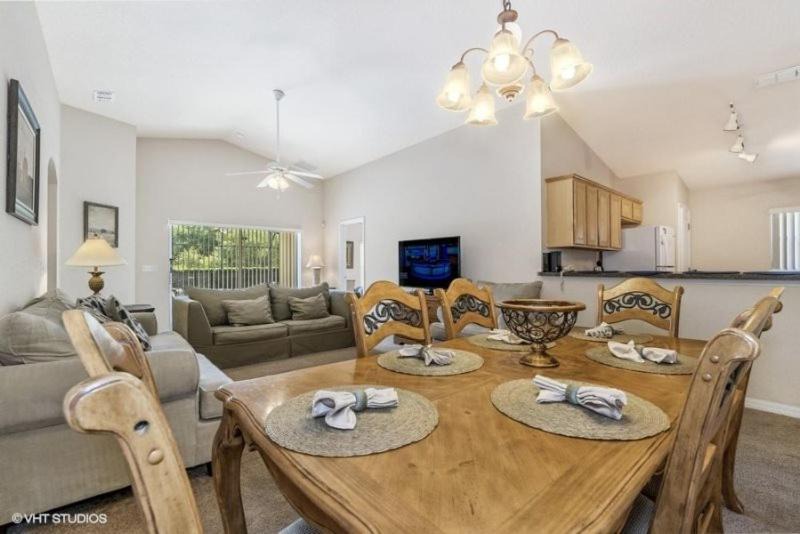 Photo of Livingroom in Greater Groves