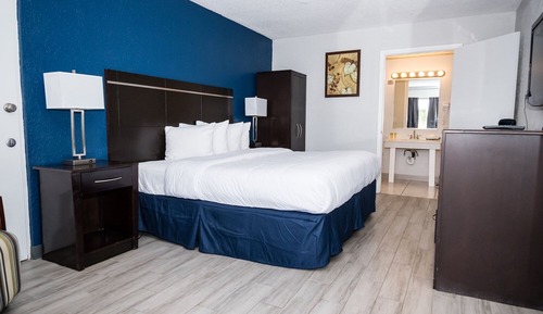Deluxe Room, 1 King Bed, Non Smoking, Refrigerator & Microwave