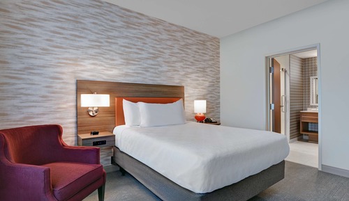 Suite, 1 Queen Bed (Mobility & Hearing, Roll-in Shower)