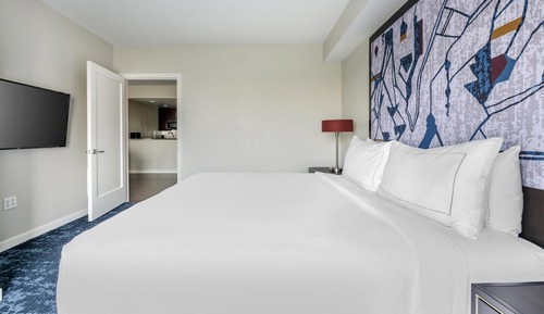 2 Bedroom 2 Kings Suite Hearing Accessible Roll-In Shower