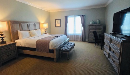 Standard Suite, 1 King Bed, Private Bathroom