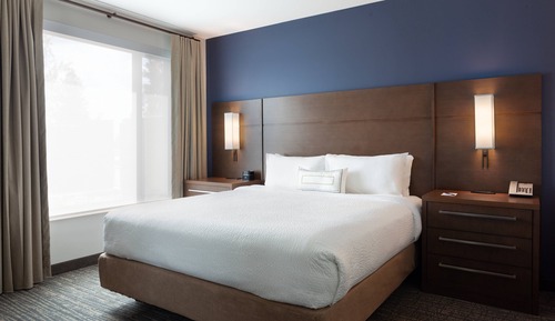 Suite, 1 Bedroom (Mobility/Hearing Access, Roll-In Shwr)