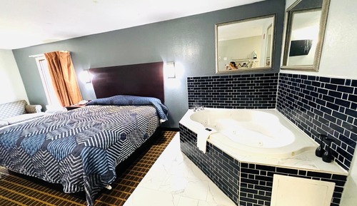 1 Suite King Bed Non-Smoking Jacuzzi Tub