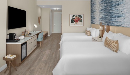 Room, 2 Queen Beds, Pool View