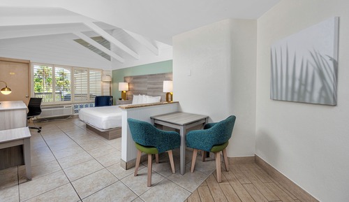 Suite, 1 King Bed, Non Smoking, Balcony