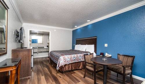 Room, 1 King Bed, Smoking
