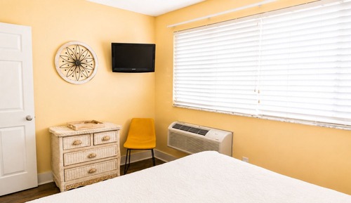 Deluxe Room, 1 King Bed, Non Smoking, Kitchenette
