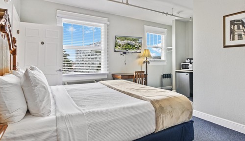 Classic Room, 1 King Bed, Accessible