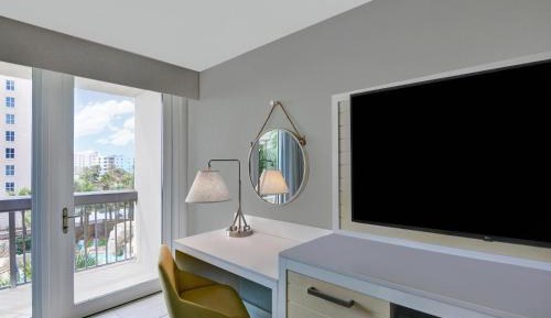 King Room with Ocean View and Roll-in Shower - Mobility Access/Non-Smoking