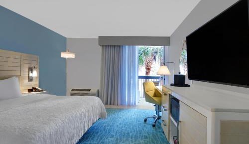 King Room with Inland View and Roll-in Shower - Mobility Access/Non-Smoking