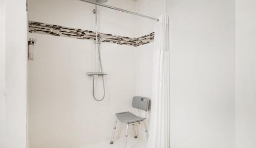 King Room - Hearing Accessible - Roll-in Shower