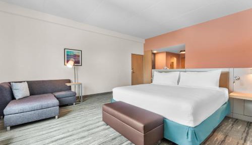 Deluxe King Room with Bath Tub - Mobility Accessible