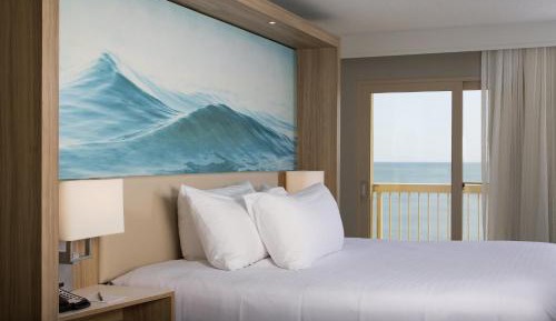Standard Queen Room with Balcony - Oceanfront