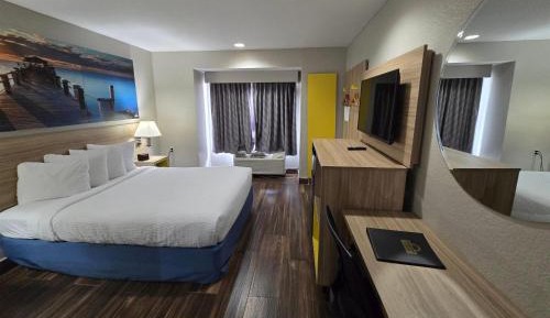 Queen Room with Mobility/Hearing Access - Non-Smoking