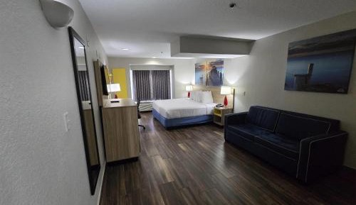 King Suite with Mobility/Hearing Impaired Access - Non-Smoking