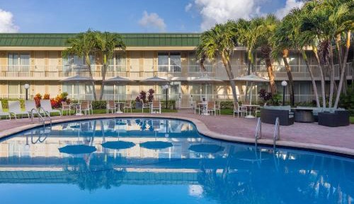 Queen Room with Pool View