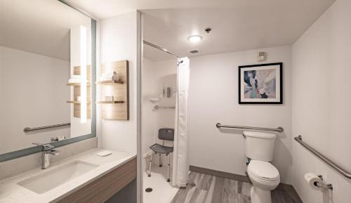 Queen Room with Two Queen Beds and Roll-In Shower - Mobility Access