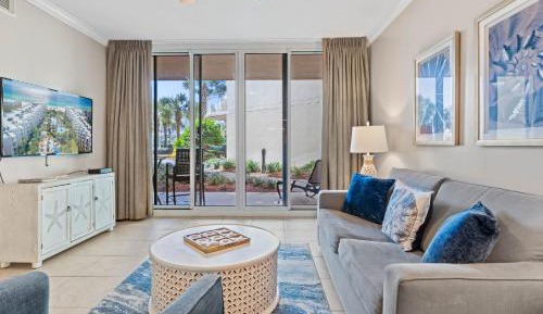 Apartment with Pool View 