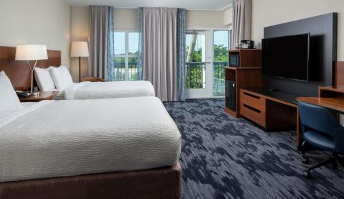 Studio with Two Queen Beds, Balcony and Sofa Bed - Hearing Accessible