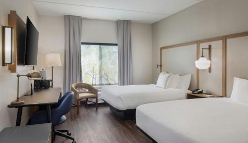 Queen Room with Two Queen Beds and Bathtub - Mobility Access