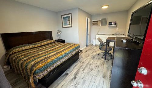 Queen Room with Pool View