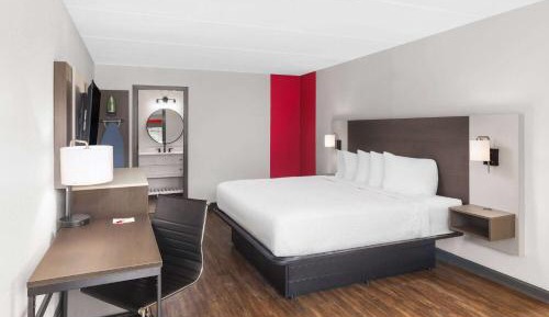King Room with Tub and Grab Bars - Mobility/Hearing Accessible - Non-Smoking
