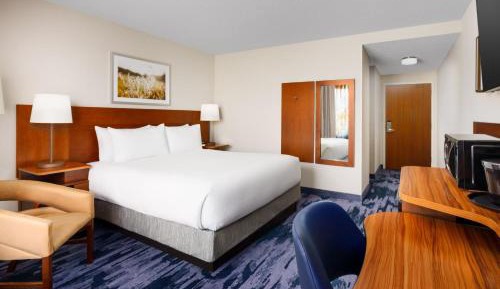 King Room with Roll-In Shower - Mobility Accessible