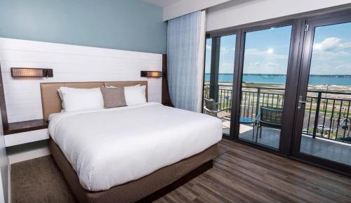 King Suite with Sofa Bed and Balcony - Island View