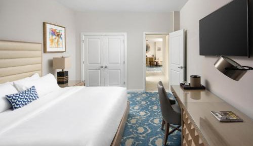 Deluxe, 1 Bedroom Suite, 1 King, Sofa bed 