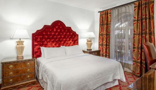 King Room with Adapted Tub - Mobility and Hearing Accessible