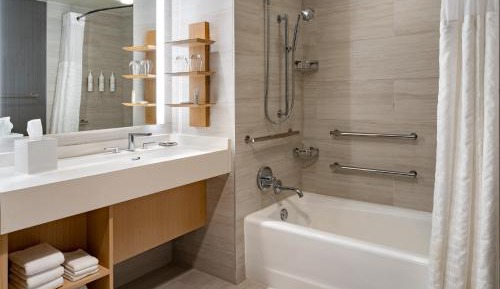 King Room with Adapted Tub - Mobility and Hearing Accessible