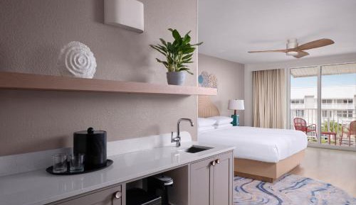 King Guestroom with Pool View, Balcony (Main Resort) 