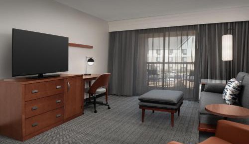 One-Bedroom King Suite with Courtyard View, Balcony and Sofa Bed