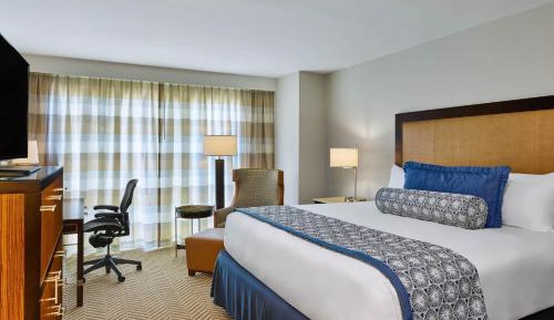 Traditional King Room with Courtyard View - Mobility/Hearing Accessible with Tub