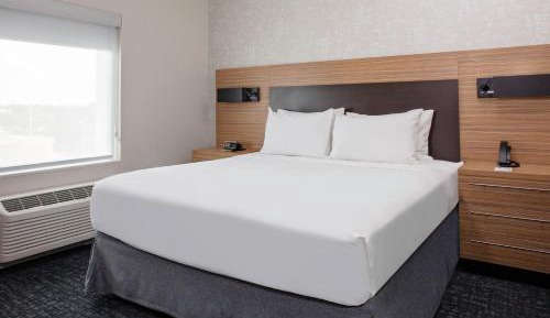 Studio King Suite with Tub - Mobility Accessible
