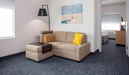 One-Bedroom Queen Suite with Sofa Bed and Adapted Tub - Mobility Accessible