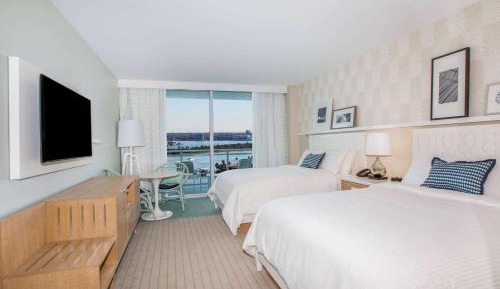 Grand Deluxe Queen Room with Partial Gulf View