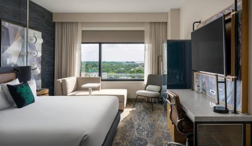 Guest room, 1 King, Partial river view