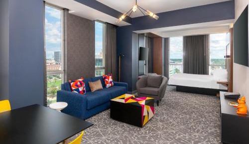 Savvy, Suite, 1 King, Corner room