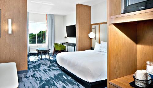 King Suite with Transfer Shower and Sofa Bed - Mobility Access