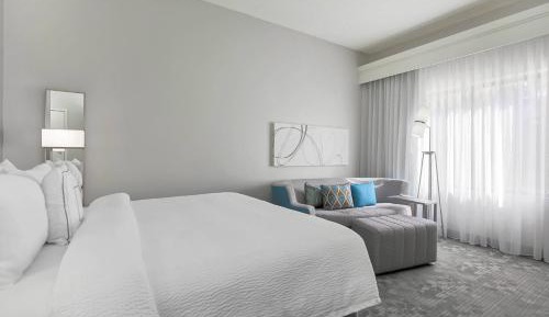 King Room with Bathtub - Mobility Access/Hearing Accessible