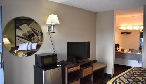 Queen Room - Pet Friendly/Non-Smoking