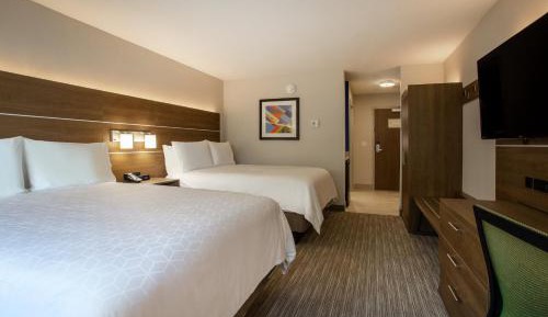 Standard Queen Room with Two Queen Beds and Mobility Accessible Tub