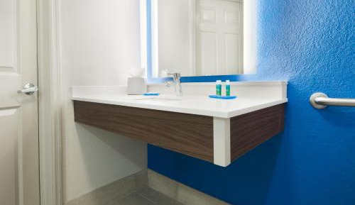 Suite with Mobility Accessible Tub - Non-Smoking