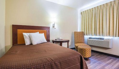 One Queen Bed Room - Accessible/Non-Smoking