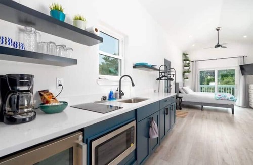Gulfview Heights House | Treetop Guestsuite- Super stylish!