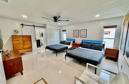 Carrollwood House | Upscale Tampa Bay Dream Home Pool / Putting Green