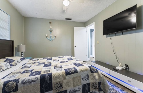 Whitney Beach Villa | Cute Cottage 3 miles to Anna Maria Island